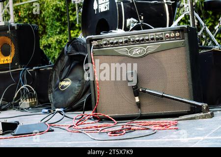 Eine Peavey ValveKing 112 Gitarrenverstärker-Combo auf der Bühne bereit für eine Live-Performance einer Rockband Stockfoto