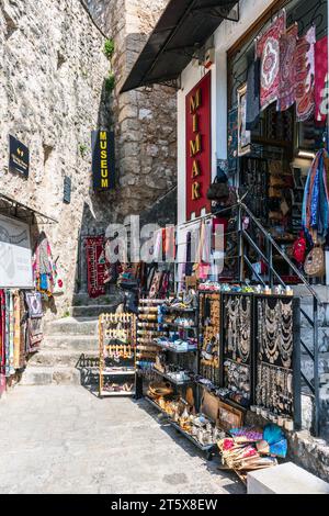 Mostar, Bosnien und Herzegowina: In der Altstadt von Mostar. Einkaufsarkaden und Touristenmassen auf den Straßen von Mostar. Stockfoto