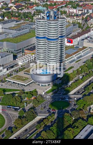 Der BMW-Turm. Der BMW-Vierzylinder, das Hauptverwaltungsgebäude des Fahrzeugherstellers BMW in München mit dem Schatten des OLympiaturms. München Bayern Deutschland *** der BMW Tower der BMW Vierzylinder, das Hauptverwaltungsgebäude des Fahrzeugherstellers BMW in München im Schatten des Olympiaturms München Bayern Deutschland Copyright: XRolfxPossx Credit: Imago/Alamy Live News Stockfoto