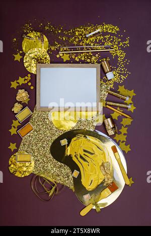Leerer freier Kopierbereich für Ihr Bild. Leeres Bildrahmen-Modell. Goldene Accessoires für Künstler. Kunstbedarf und Lehrmaterial Stockfoto