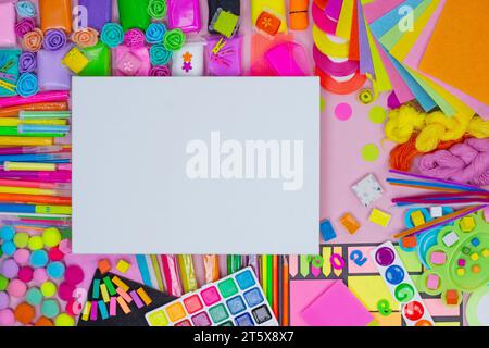 Rahmenmockup mit Kunstbildungskonzept. Karten und Plakate sind nachgeahmt. Leere Stelle für Text. Kunstbedarf und Schreibwaren Stockfoto