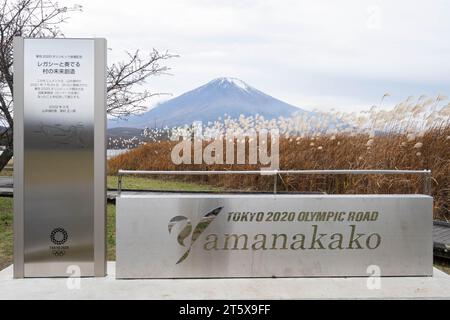 Yamanakako, Präfektur Yamanashi, Japan. November 2023. Mt. Fuji im japanischen Herbst von der Olympischen Straße Tokio 2020 aus gesehen. Auf Japanisch auch bekannt als „Fujisan“, Mt. Fuji ist einer der größten aktiven Stratovulkane der Welt. Geologen glauben, dass der Vulkan nach dem nächsten großen Kanto-Erdbeben aktiv werden könnte. Der Berg ist bekannt für seine Schönheit und ist ein beliebtes Touristenziel für Sightseeing und Bergsteigen. (Kreditbild: © Taidgh Barron/ZUMA Press Wire) NUR REDAKTIONELLE VERWENDUNG! Nicht für kommerzielle ZWECKE! Stockfoto