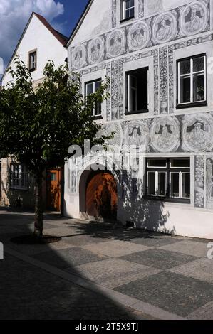 Sgraffito-Medaillon-Porträts protestantischer Reformatoren und anderer Gelehrter auf der Giebelfassade des Bürgermeisters der späten 1500er Jahre oder des Stadthauses auf dem Míru náměstí (Friedensplatz) in Slawonice, Südböhmen, Tschechien. Das Haus in diesem Bild ist Míru náměstí 453. Stockfoto