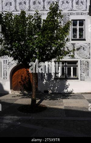 Sgraffito-Dekoration an der Fassade eines Bürgermeisters oder Stadthauses der späten 1500er Jahre auf dem Míru náměstí (Friedensplatz) in Slawonice, Südböhmen, Tschechien. Das Haus in diesem Bild ist Míru náměstí 453. Zu den Sgraffitos gehören Medaillonporträts protestantischer Reformatoren, eine karyatidenartige Figur links neben dem bogenförmigen Eingang und (rechts unten) ein gepanzerter Gentleman, der eine Hand in Empfang nimmt, während die andere den Griff seines Schwertes hält. Stockfoto
