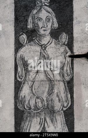 Karyatiden-ähnliche weibliche Figur in Sgraffito an der Fassade eines Bürgermeisters oder Stadthauses der späten 1500er Jahre auf dem Míru náměstí (Friedensplatz) in Slawonice, Südböhmen, Tschechien. Die Figur steht links vom Vordereingang des Grundstücks und sollte möglicherweise den Eigentümer darstellen. Das Haus mit diesem Sgraffito-Design befindet sich in Míru náměstí 453. Stockfoto