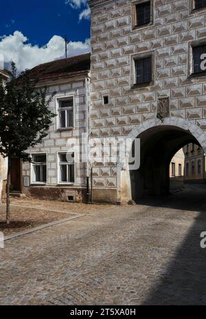 Tonnengewölbe durch das Horní oder Jemnická brána (Ober- oder Jemnické-Tor) bei Slavonice in Südböhmen, Tschechien. Überragt wird der Torbogen vom 1552 datierten Wappen des Wiener Bürgers Vaclav Österreicher, der eine mittelalterliche Festung in ein mit Sgraffitoblöcken verziertes Renaissancebau umwandelte. Stockfoto