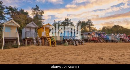 Wells Next das Meer ist berühmt für seine regenbogenfarbenen Hütten, die den wunderschönen Sandstrand in North Norfolk säumen Stockfoto