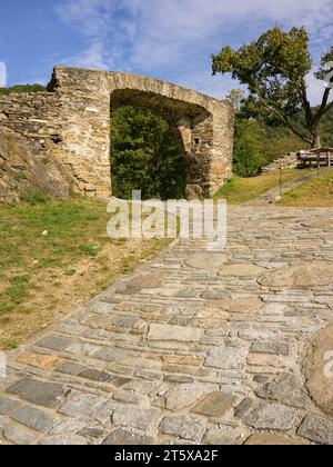 Rotes Tor in Spitze an der Donau (Wachau, Niederösterreich), sonniger Tag im Herbst Stockfoto