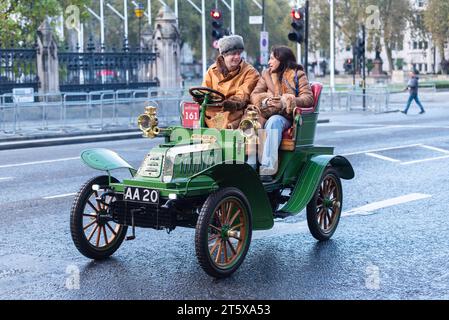 1903 de Dion Bouton Car Teilnahme an der Rennstrecke London-Brighton, Oldtimer-Veranstaltung durch Westminster, London, Großbritannien Stockfoto