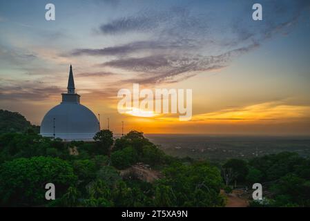 Mihintale auf dem Hügel in Anuradhapura, Sri Lanka, in der Abenddämmerung Stockfoto