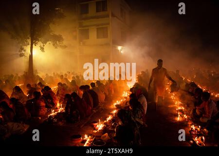 Narayanganj, Bangladesch. November 2023. Hunderte hinduistische Gläubige versammeln sich vor dem Shri Shri Loknath Brahmachari Ashram-Tempel zum Rakher-Upobash, einem religiösen Fastfest namens Kartik Brati, in Barodi, Narayanganj, Bangladesch. Sie sitzen vor Kerzenlichtern (lokal Prodip genannt), fasten und beten ernsthaft zu den Göttern für ihre Gunst während des Rituals. Das Festival findet an jedem Samstag und Dienstag in den letzten 15 Tagen des Bangali-Monats statt – „Kartik. Quelle: Joy Saha/Alamy Live News Stockfoto