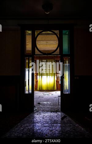 Verlassene Hotelhalle vom Eingang aus gesehen Stockfoto