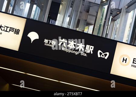 2. November 2023, Tokio, Japan: Bahnhof Roppongi an der Oedo-U-Bahn-Linie Toei und der Hibiya-U-Bahn-Linie Tokio. (Kreditbild: © Taidgh Barron/ZUMA Press Wire) NUR REDAKTIONELLE VERWENDUNG! Nicht für kommerzielle ZWECKE! Stockfoto
