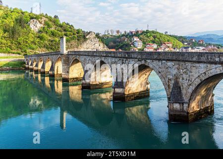 Blick auf die Mehmed Pasa Sokolovic Brücke über den Fluss Drina und die Stadt Visegrad, Bosnien und Herzegowina Stockfoto