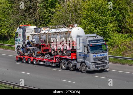 P D Services Volvo 480 FH Sattelzugmaschine mit dreiachsigem Gelenkanhänger Kassbohrer mit konischem Tankwagen C S H Transport & Forwarding Ltd.; Fahrt auf der Autobahn M6 im Großraum Manchester, Großbritannien Stockfoto