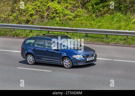 2011 Blue Volvo V50 Behörden D3 150 Auto Estate Diesel 1984 ccm. Kompaktes schwedisches Anwesen; Fahrt mit hoher Geschwindigkeit auf der Autobahn M6 im Großraum Manchester, Großbritannien Stockfoto