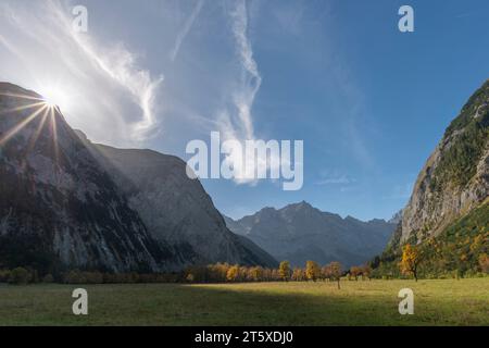 Ein touristisches Highlight, farbenfrohe Herbstsaison im Engtal oder Engtal, Naturpark Karwendel, Tirol, Österreich, Europa Stockfoto