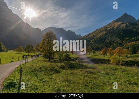 Ein touristisches Highlight, farbenfrohe Herbstsaison im Engtal oder Engtal, Naturpark Karwendel, Tirol, Österreich, Europa Stockfoto