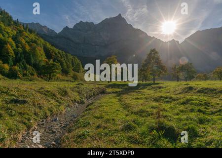 Ein touristisches Highlight, farbenfrohe Herbstsaison im Engtal oder Engtal, Naturpark Karwendel, Tirol, Österreich, Europa Stockfoto