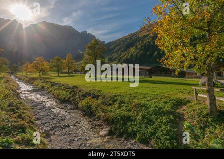 Ein touristisches Highlight, farbenfrohe Herbstsaison im Engtal oder Engtal, Naturpark Karwendel, Tirol, Österreich, Europa Stockfoto