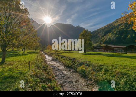 Ein touristisches Highlight, farbenfrohe Herbstsaison im Engtal oder Engtal, Naturpark Karwendel, Tirol, Österreich, Europa Stockfoto
