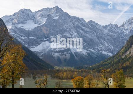 Ein touristisches Highlight, farbenfrohe Herbstsaison im Engtal oder Engtal, Naturpark Karwendel, Tirol, Österreich, Europa Stockfoto