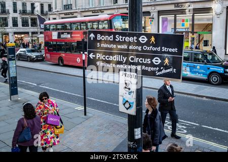 LONDON, 6. OKTOBER 2023: Erhöhter Blick auf die Regent Street, weltberühmtes Wahrzeichen und Einkaufsziel im Londoner West End Stockfoto