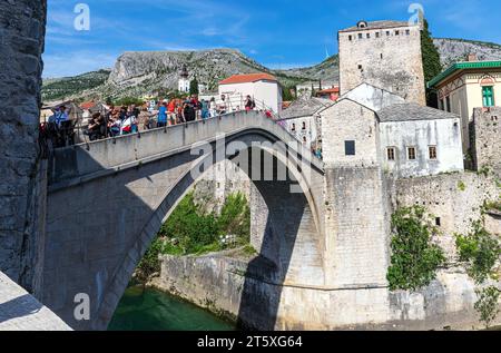 Die alte Brücke in Mostar mit dem smaragdgrünen Fluss Neretva. Bosnien und Herzegowina Stockfoto