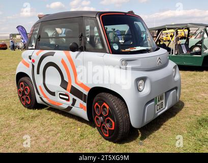 Dreiviertel-Vorderansicht eines 2022, Green, Citroen Ami, auf der British Motor Show 2023 Stockfoto