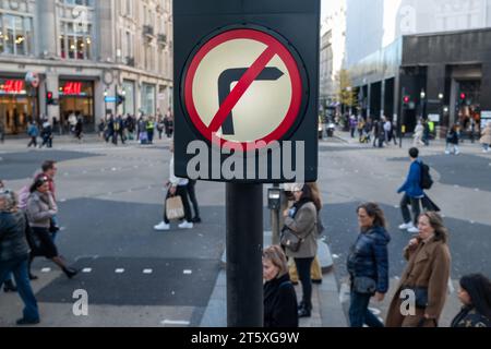 LONDON, 6. OKTOBER 2023: Fahrt in London. Biegen Sie am Oxford Circus nicht rechts ab. Stockfoto