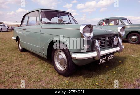 Dreiviertel-Vorderansicht einer 1962er, Green, Triumph Herald 1200 Limousine, ausgestellt auf der British Motor Show 2023 Stockfoto