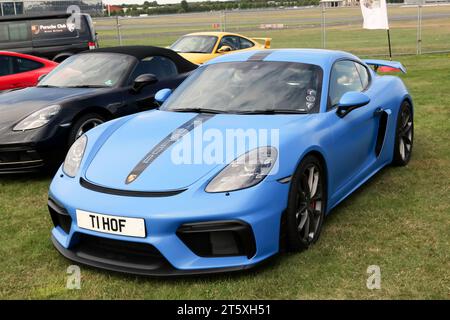 Dreiviertel-Vorderansicht eines Porsche Cayman GT4 Blue, 2021, ausgestellt auf der British Motor Show 2023 Stockfoto