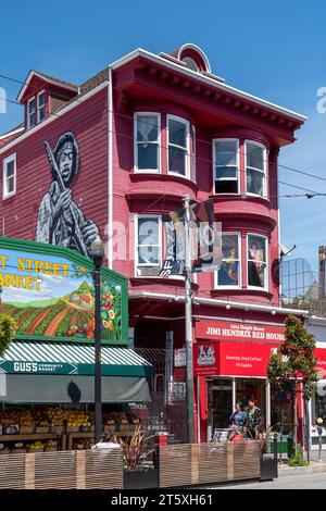 Haight Ashbury Street, San Francisco, Kalifornien, USA - 22. April 2023: Außenfassade des Jimi Hendrix Red House mit Glasfenstern und Wandfarbe Stockfoto