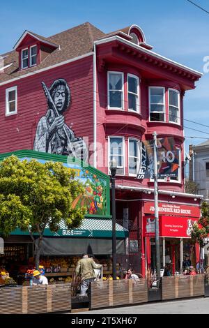 Haight Ashbury Street, San Francisco, Kalifornien, USA - 22. April 2023: Außenfassade des Jimi Hendrix Red House mit Glasfenstern und Wandfarbe Stockfoto