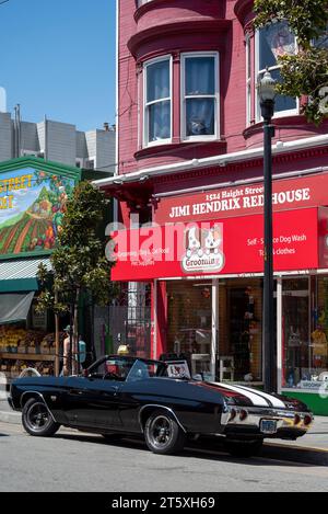 Haight Ashbury Street, San Francisco, Kalifornien, USA - 22. April 2023: Außenansicht von Jimi Hendrix's Red House mit einem amerikanischen Oldtimer an der Tür A Stockfoto