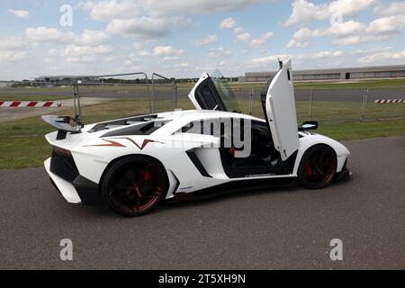 Seitenansicht eines White, Lamborghini Aventadore SVJ LP 770-4 auf der British Motor Show 2023 Stockfoto