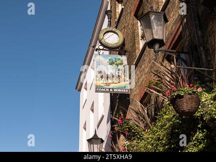 Das Coach and Horses Public House und das Watney Combe Reid Pub-Schild an der Wellington Street, Covent Garden, London, WC2, England, GROSSBRITANNIEN Stockfoto