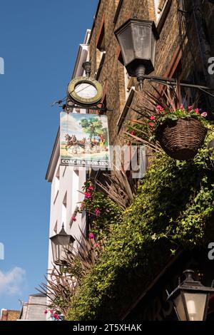 Das Coach and Horses Public House und das Watney Combe Reid Pub-Schild an der Wellington Street, Covent Garden, London, WC2, England, GROSSBRITANNIEN Stockfoto