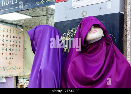 Istanbul, Türkei, Hijab auf Dummy in einem Laden in der Straße von Istanbul, nur Editorial. Stockfoto