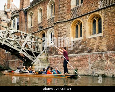 Auf dem Fluss Cam by Mathematical Bridge (Queen's Bridge Queen's College, Cambridge, England, Großbritannien) Stockfoto