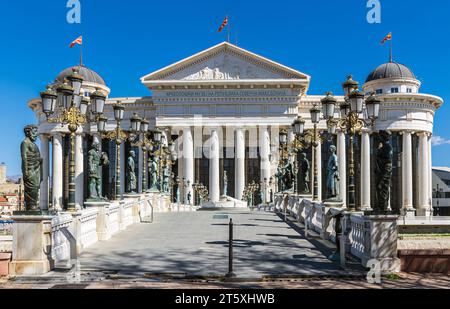 Blick auf das Archäologische Museum und die Augenbrücke in Skopje, die mit vielen Skulpturen dekoriert ist Stockfoto