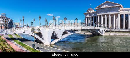 Blick auf das Archäologische Museum und die Augenbrücke in Skopje, die mit vielen Skulpturen dekoriert ist Stockfoto