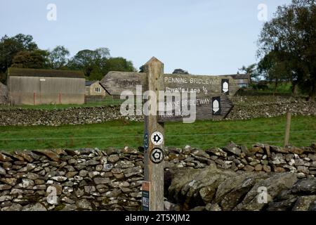 Hölzerner Wegweiser für Pennine Bridleway nach Auswick von Feizor im Yorkshire Dales National Park, England, Großbritannien. Stockfoto