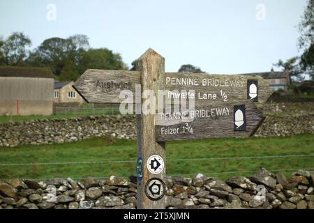 Hölzerner Wegweiser für Pennine Bridleway nach Auswick von Feizor im Yorkshire Dales National Park, England, Großbritannien. Stockfoto