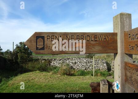 Hölzerner Wegweiser für Pennine Bridleway nach Auswick von Feizor im Yorkshire Dales National Park, England, Großbritannien. Stockfoto