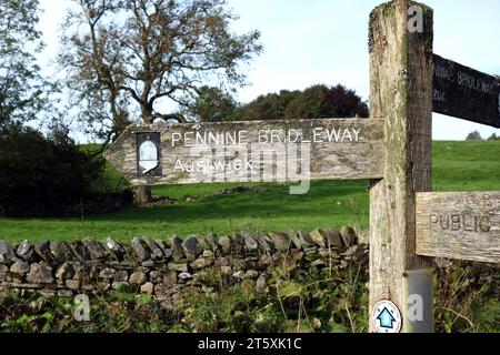 Hölzerner Wegweiser für Pennine Bridleway nach Auswick von Feizor im Yorkshire Dales National Park, England, Großbritannien. Stockfoto