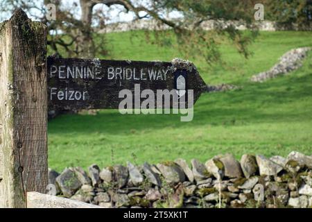 Hölzerner Wegweiser für Pennine Bridleway nach Auswick von Feizor im Yorkshire Dales National Park, England, Großbritannien. Stockfoto