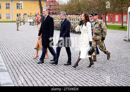 Kopenhagen, Dänemark. November 2023. König Felipe von Spanien und Königin Letizia besuchen die Zitadelle zusammen mit dem dänischen Kronprinzen Frederik und der Kronprinzessin Maria am Dienstag, den 7. November 2023 in Kopenhagen. König Felipe und Königin Letizia sind auf einem dreitägigen Staatsbesuch in Dänemark. Quelle: Ritzau/Alamy Live News Stockfoto