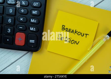 Konzept der Breakout-Session Schreiben Sie auf Haftnotizen, die auf Holztisch isoliert sind. Stockfoto