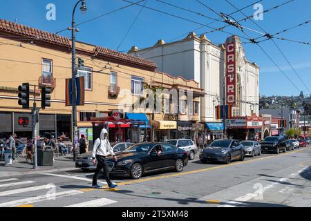 Castro District, San Francisco, Kalifornien, USA - 23. April 2023: Warten auf ein Verkehrszeichen, während ein Fußgänger im Hoodie die Asphaltstraße überquert Stockfoto